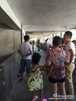 #衢州身邊事# 「江山農貿城對面一居民樓著. 來自江山頭條NEWS - 微博