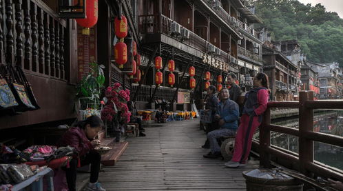 鳳凰古城街頭百態 商家為吸引游客進店調侃日本